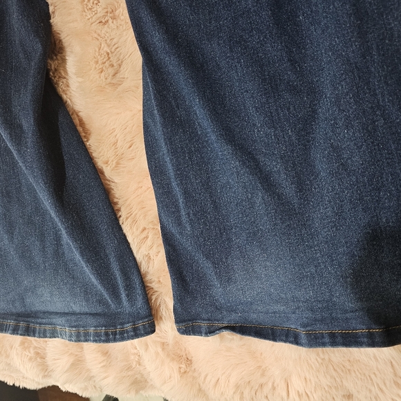 SHEIN Plus Ripped Flare Leg Jeans - Picture 5 of 7